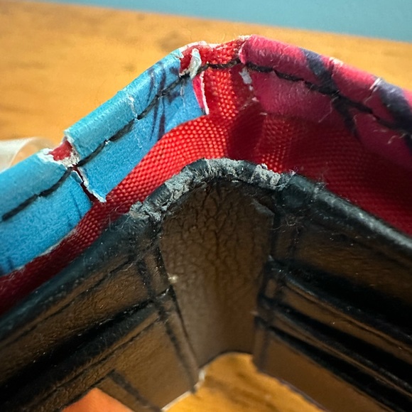 Superman Bi-Fold Wallet - Official DC Comics - Picture 8 of 9